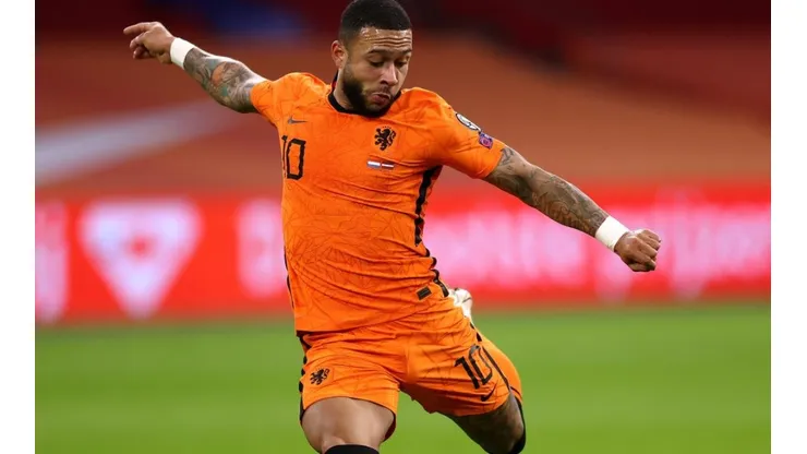 Memphis Depay durante un partido con Holanda.