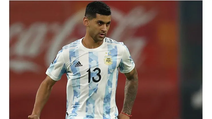 Cristian Romero durante un encuentro con Argentina.