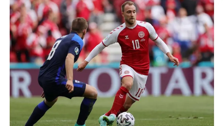 La foto de Eriksen saliendo de la cancha que le da optimismo al mundo entero