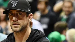 Aaron Rodgers en juego de Milwaukee Bucks