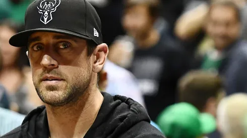 Aaron Rodgers en juego de Milwaukee Bucks