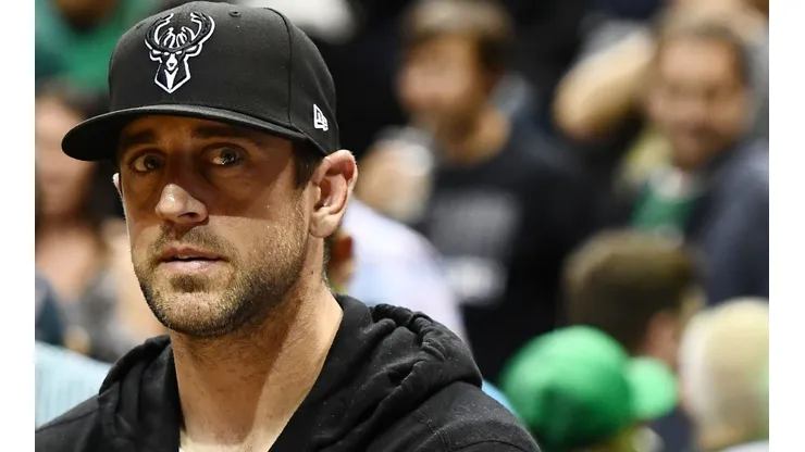Aaron Rodgers en juego de Milwaukee Bucks