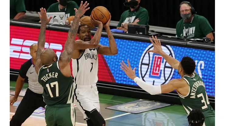 Kevin Durant ante Milwaukee Bucks en NBA Playoffs