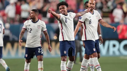 Weston McKennie celebra gol a México