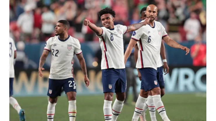 Weston McKennie celebra gol a México
