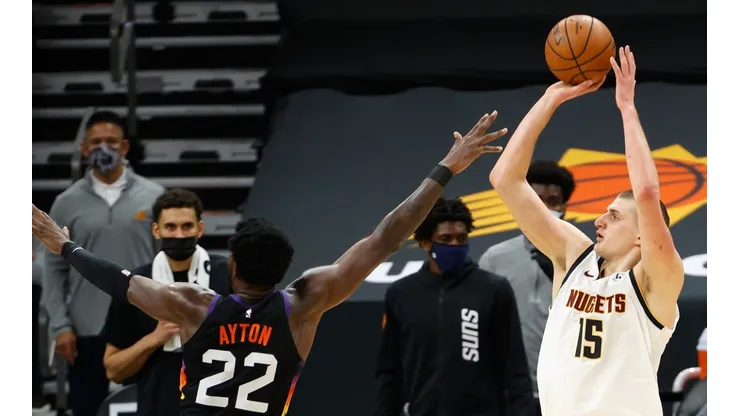 Nikola Jokic y Deandre Ayton