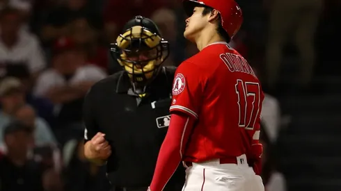 El umpire Joe West y Shohei Ohtani