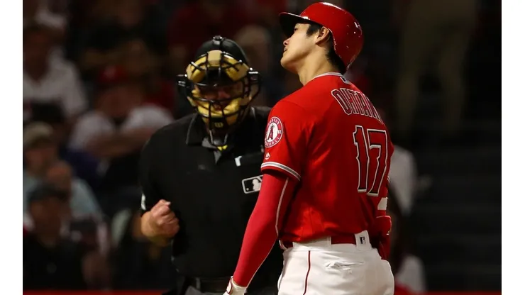 El umpire Joe West y Shohei Ohtani