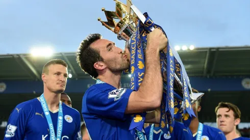 El jugador levantando el trofeo de la Premier League. (Foto: Getty)