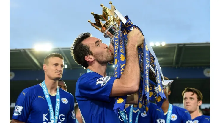 El jugador levantando el trofeo de la Premier League. (Foto: Getty)