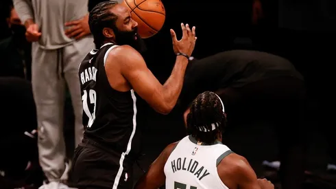 James Harden ante Jrue Holiday