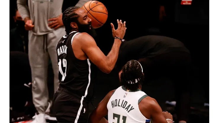 James Harden ante Jrue Holiday