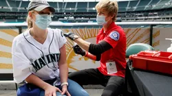 Los aficionados pueden recibir la vacuna contra el COVID-19 en los estadios (Getty Images)
