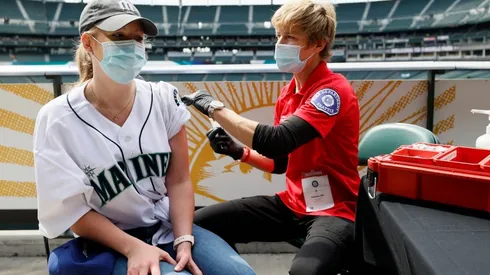 Los aficionados pueden recibir la vacuna contra el COVID-19 en los estadios (Getty Images)