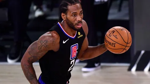 Kawhi Leonard tuvo una noche inspirada con 45 puntos (Getty Images)