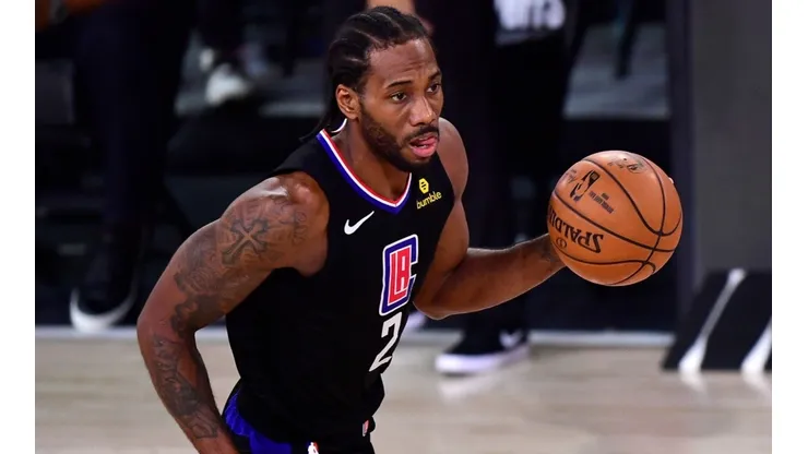 Kawhi Leonard tuvo una noche inspirada con 45 puntos (Getty Images)