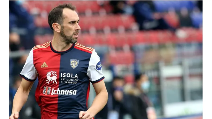 Diego Godín durante un encuentro con Cagliari.