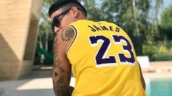 James Rodrigues con jersey de los Lakers