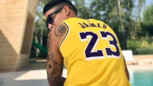 James Rodrigues con jersey de los Lakers
