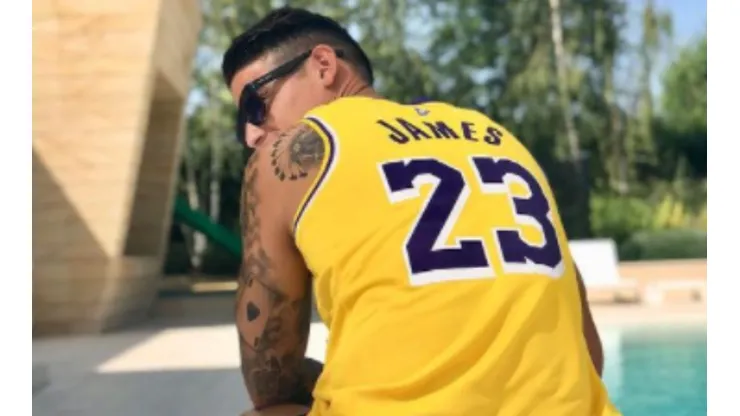 James Rodrigues con jersey de los Lakers