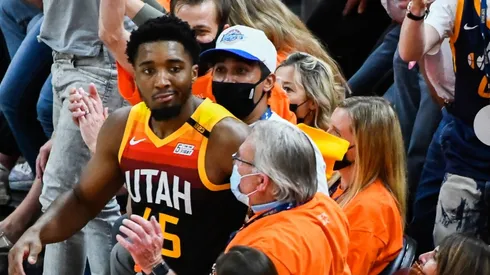 Donovan Mitchell festeja con la hinchada del Jazz. (Foto: Getty)