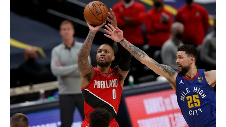 Damian Lillard superando a Austin Rivers