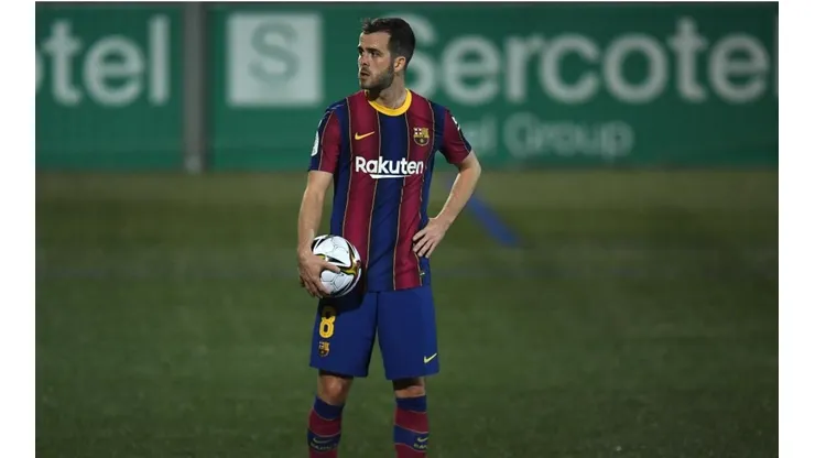 Miralem Pjanic durante un encuentro con Barcelona.