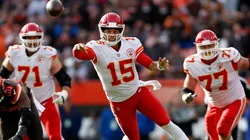Patrick Mahomes con un pase en movimiento. (Foto: Getty)