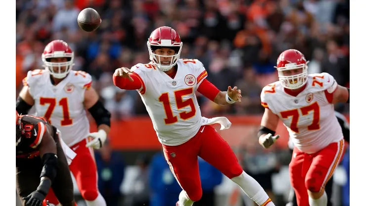 Patrick Mahomes con un pase en movimiento. (Foto: Getty)