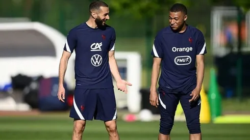 Karim Benzema y Kylian Mbappé durante un entrenamiento con Francia.
