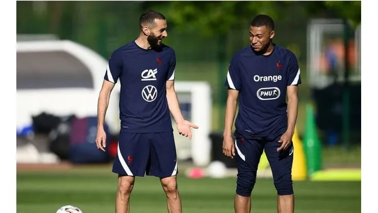 Karim Benzema y Kylian Mbappé durante un entrenamiento con Francia.