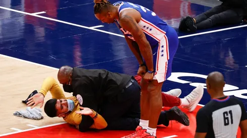 El fan, ya tackleado por el seguridad. (Foto: Getty)