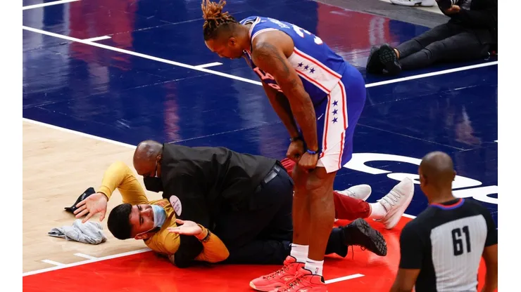 El fan, ya tackleado por el seguridad. (Foto: Getty)