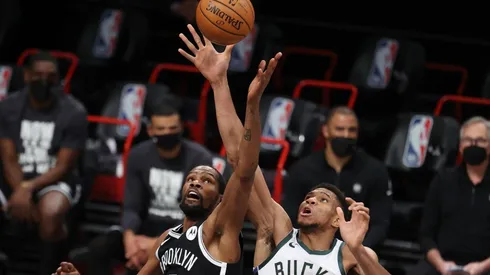 Giannis Antetokounmpo y Kevin Durant en el salto. (Foto: Getty)