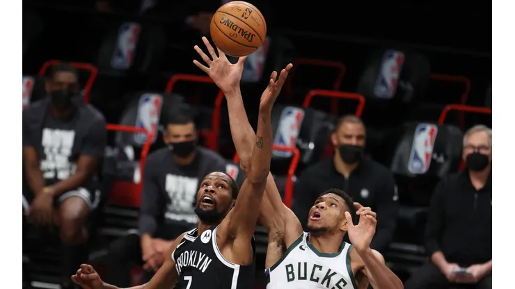 Giannis Antetokounmpo y Kevin Durant en el salto. (Foto: Getty)