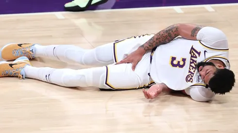 Anthony Davis salió lesionado en los Lakers
