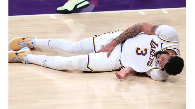 Anthony Davis salió lesionado en los Lakers