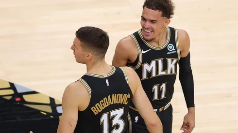 Trae Young y Bogdan Bogdanovic (Foto: Getty)