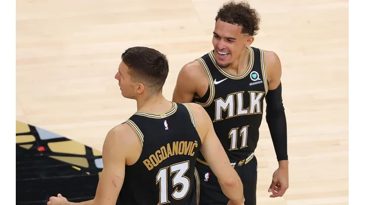 Trae Young y Bogdan Bogdanovic (Foto: Getty)
