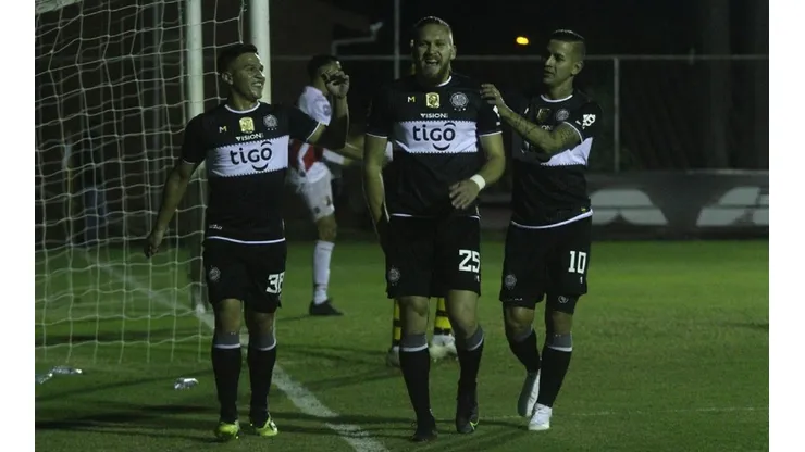 El festejo en el 1-0 de Olimpia.