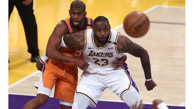 LeBron James, marcado por Chris Paul. (Foto: Getty)