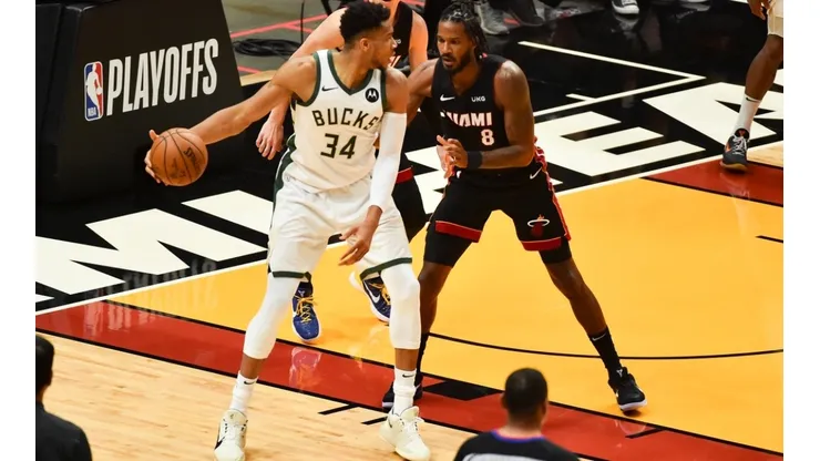 Giannis Antetokounmpo y Trevor Ariza