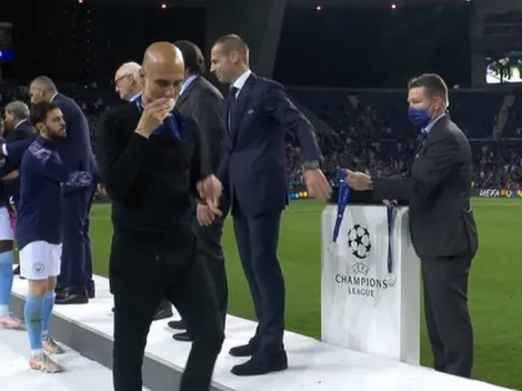 Video: Guardiola sorprendió al besar la medalla de subcampeón