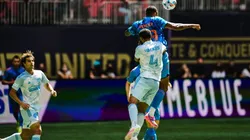 Santiago Sosa mirando la acción en cancha
