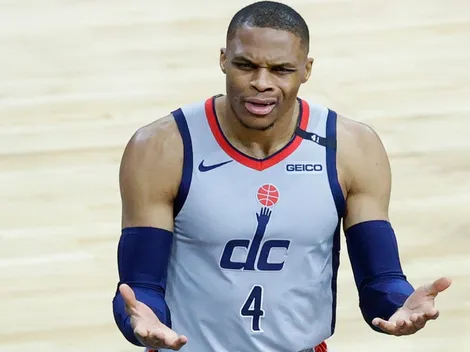 VIDEO: Russell Westbrook sale lesionado y un fanático de 76ers le lanza pochoclos