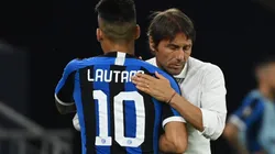 Lautaro Martínez y Antonio Conte durante un encuentro con Inter de Milan.
