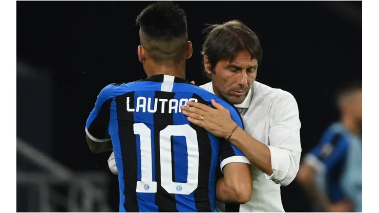 Lautaro Martínez y Antonio Conte durante un encuentro con Inter de Milan.