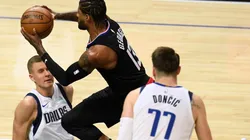 Paul George ante Kristaps Porziņģis (Foto: Getty)