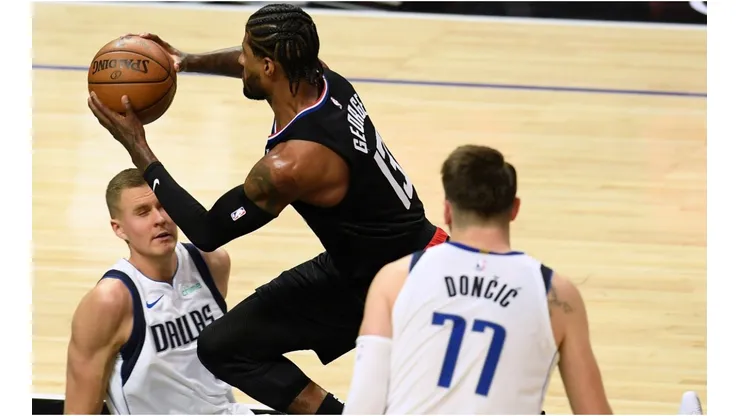 Paul George ante Kristaps Porziņģis (Foto: Getty)