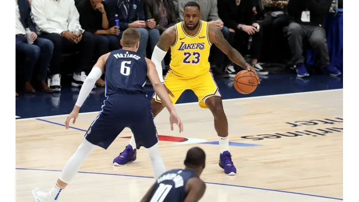 Kristaps Porzingis y LeBron James
